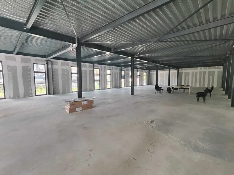 Office in Plaisir for lease - Building Photo - Image 3 of 12