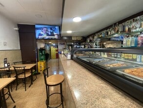 Retail in Barcelona, Barcelona for lease Interior Photo- Image 2 of 4