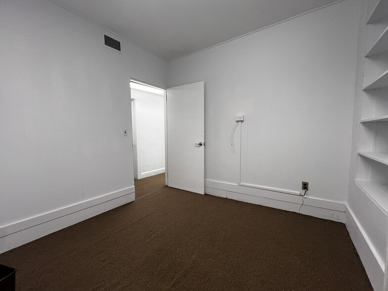 37 E Main St, Oyster Bay, NY for lease - Building Photo - Image 3 of 17