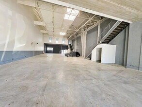 Flex in Vaux-le-Pénil for lease Interior Photo- Image 1 of 7