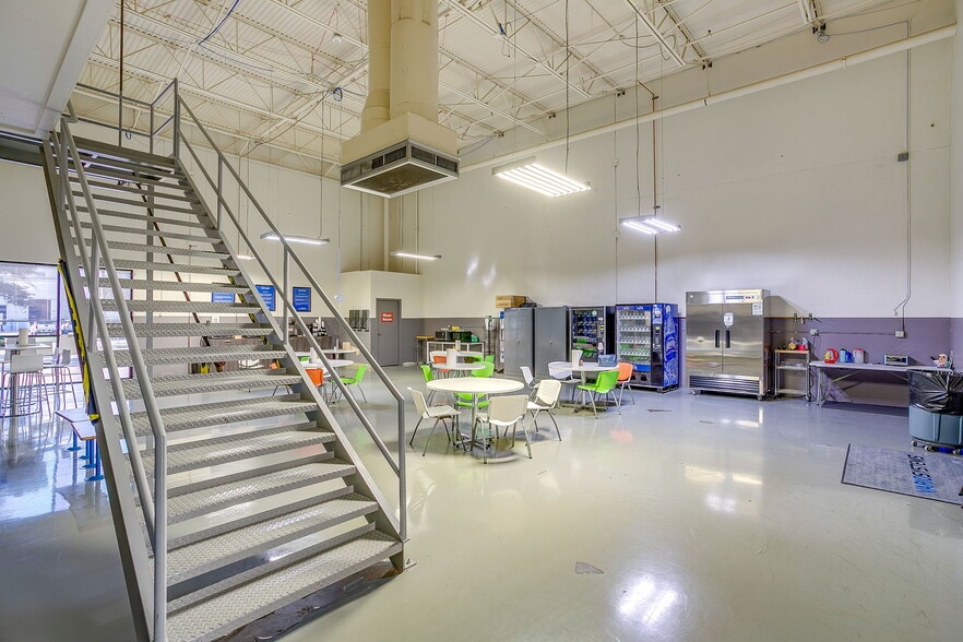 2051 Franklin Dr, Fort Worth, TX for sale - Building Photo - Image 2 of 22