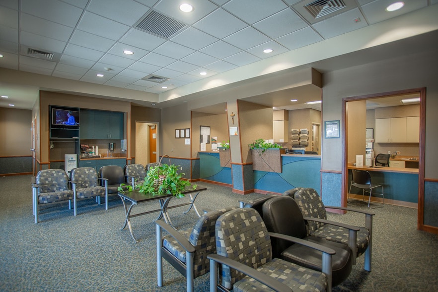 2734 N Woodlawn Ave, Wichita, KS for sale - Lobby - Image 3 of 14