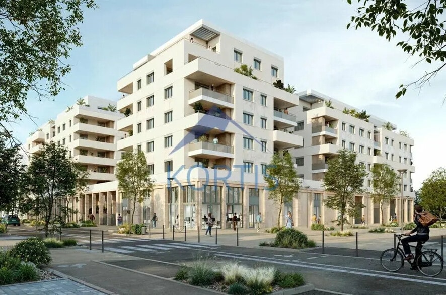 Retail in Vaulx-en-Velin for lease - Building Photo - Image 1 of 7