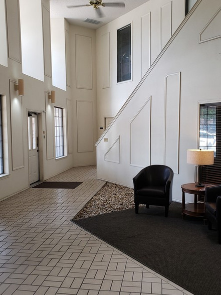 1236 Southridge Ct, Hurst, TX for lease - Lobby - Image 3 of 10