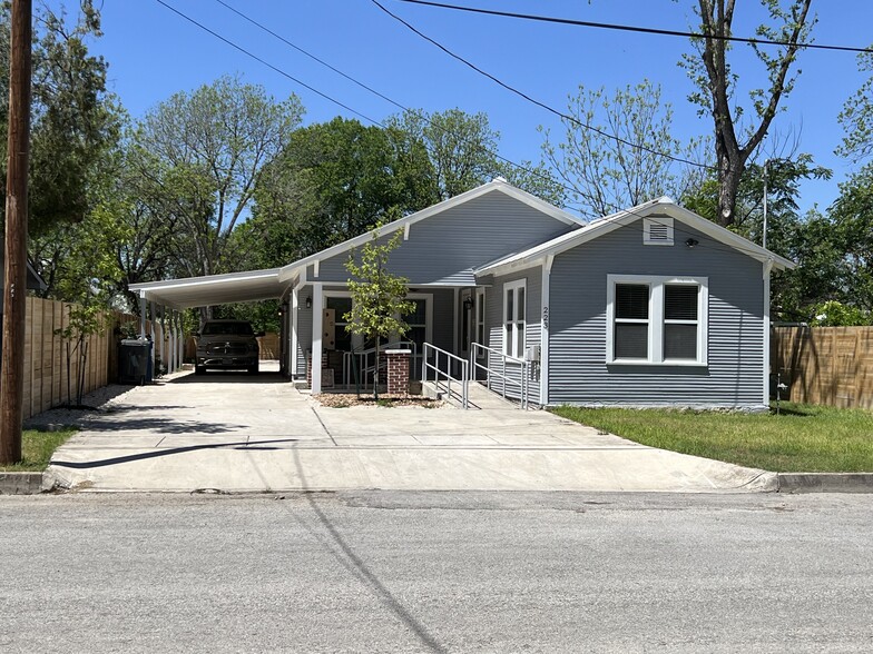 223 E Bridge St, New Braunfels, TX for lease - Primary Photo - Image 1 of 5