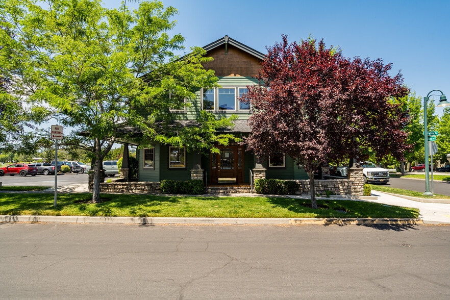 796 SW Bradbury Way, Bend, OR for lease - Building Photo - Image 1 of 36