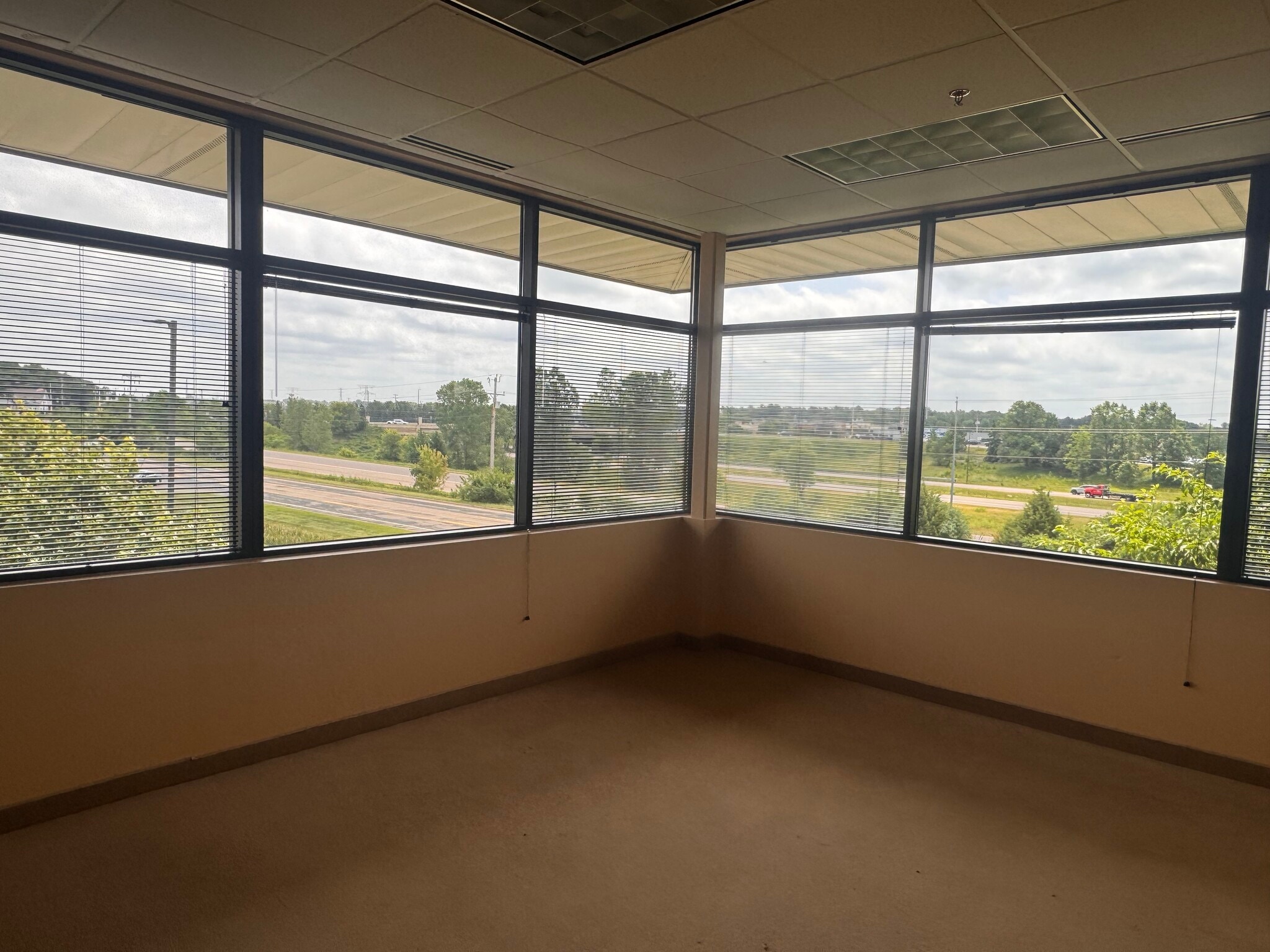 2850 Curve Crest Blvd, Stillwater, MN for lease Interior Photo- Image 1 of 2