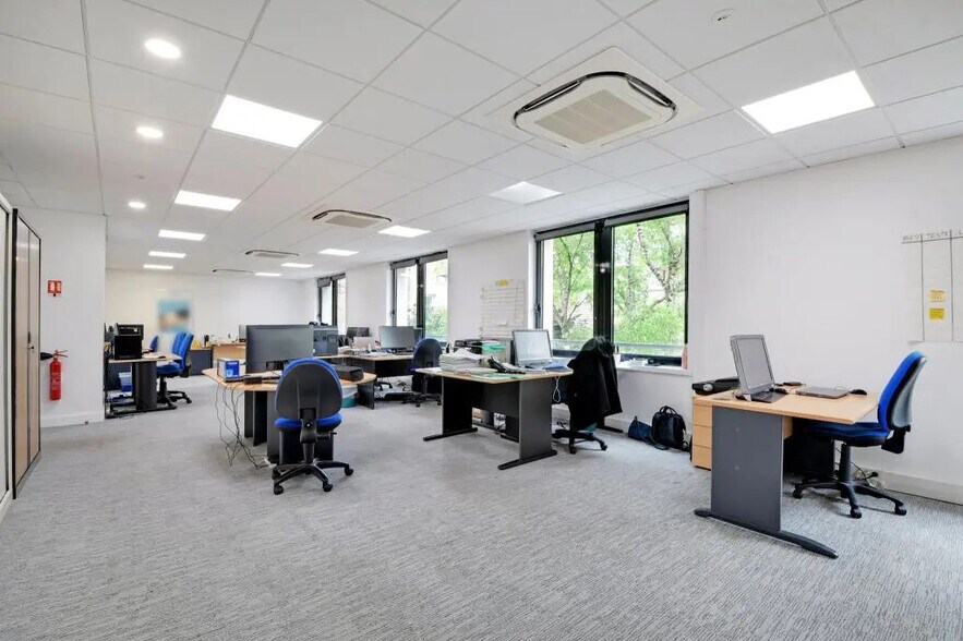 16 Rue Antonin Raynaud, Levallois-Perret for lease - Interior Photo - Image 3 of 7