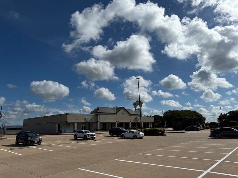 3701 Outlet Center Dr, Sealy, TX for lease - Building Photo - Image 2 of 5