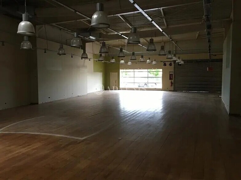 Retail in Maurepas for lease - Interior Photo - Image 3 of 7