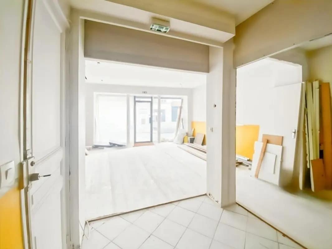 Retail in Montreuil for lease Building Photo- Image 1 of 8