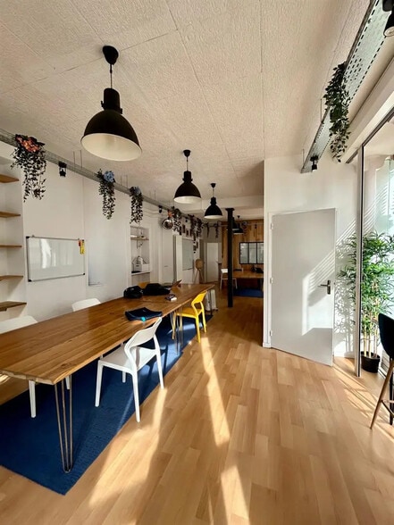 Retail in Paris for lease - Interior Photo - Image 2 of 7