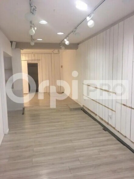 Retail in La Rochelle for lease - Interior Photo - Image 1 of 1