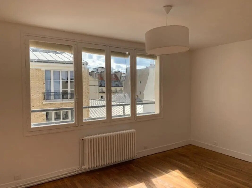 Office in Paris for lease Interior Photo- Image 1 of 5