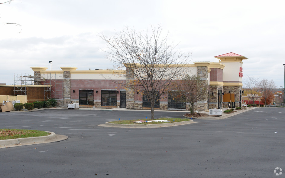 12025 Metcalf Ave, Overland Park, KS for lease - Primary Photo - Image 1 of 2