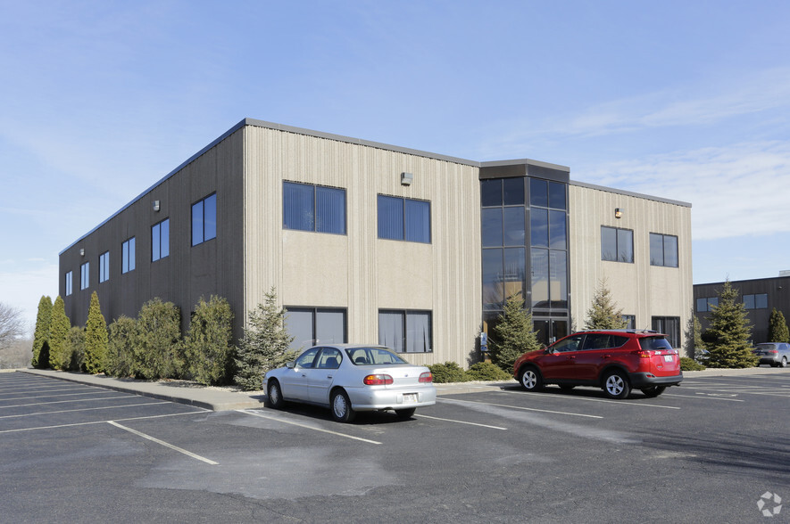 642 Brakke Dr, Hudson, WI for lease - Building Photo - Image 2 of 3