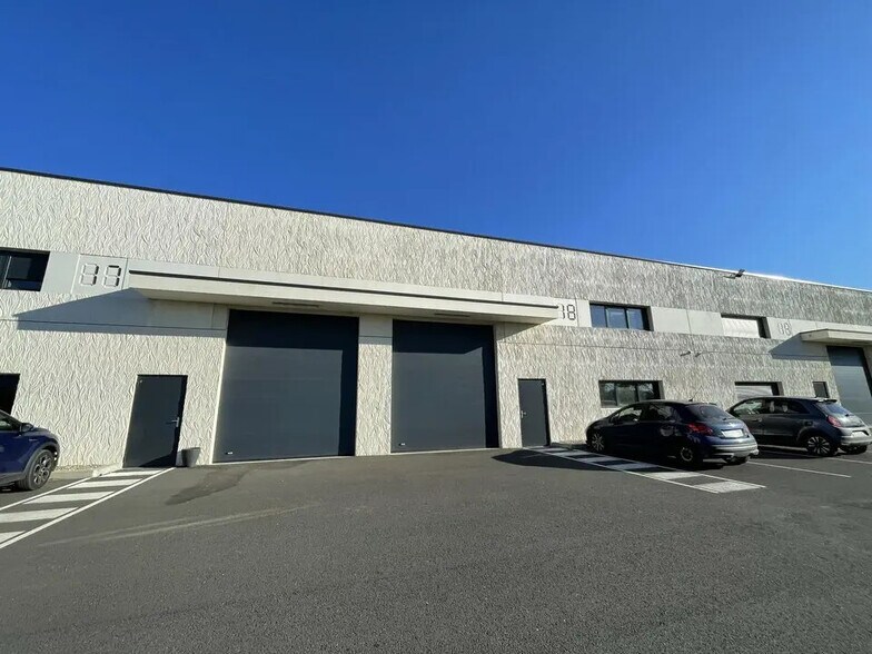 Flex in Izon for sale - Building Photo - Image 2 of 9
