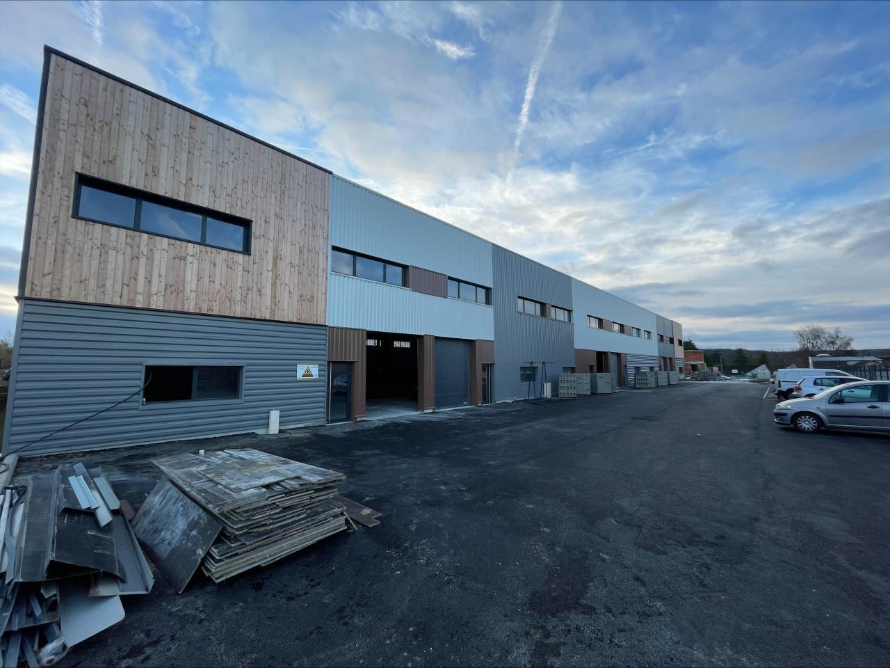 Flex in Viarmes for lease Building Photo- Image 1 of 16