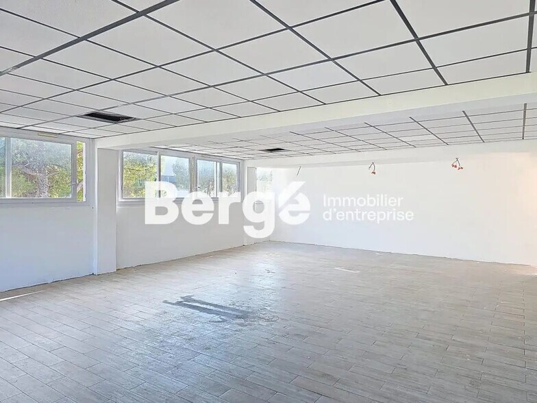 Office in Cannes for lease - Interior Photo - Image 3 of 11