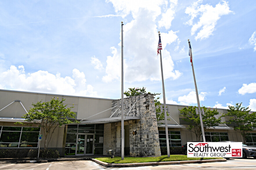 10401 Town Park Dr, Houston, TX for lease - Building Photo - Image 1 of 20