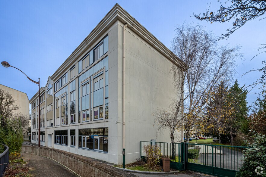 Office in Versailles for lease - Building Photo - Image 2 of 2