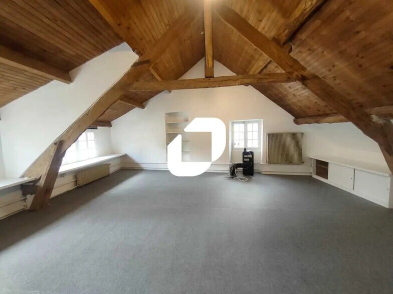 Office in Rennemoulin for lease - Interior Photo - Image 2 of 10