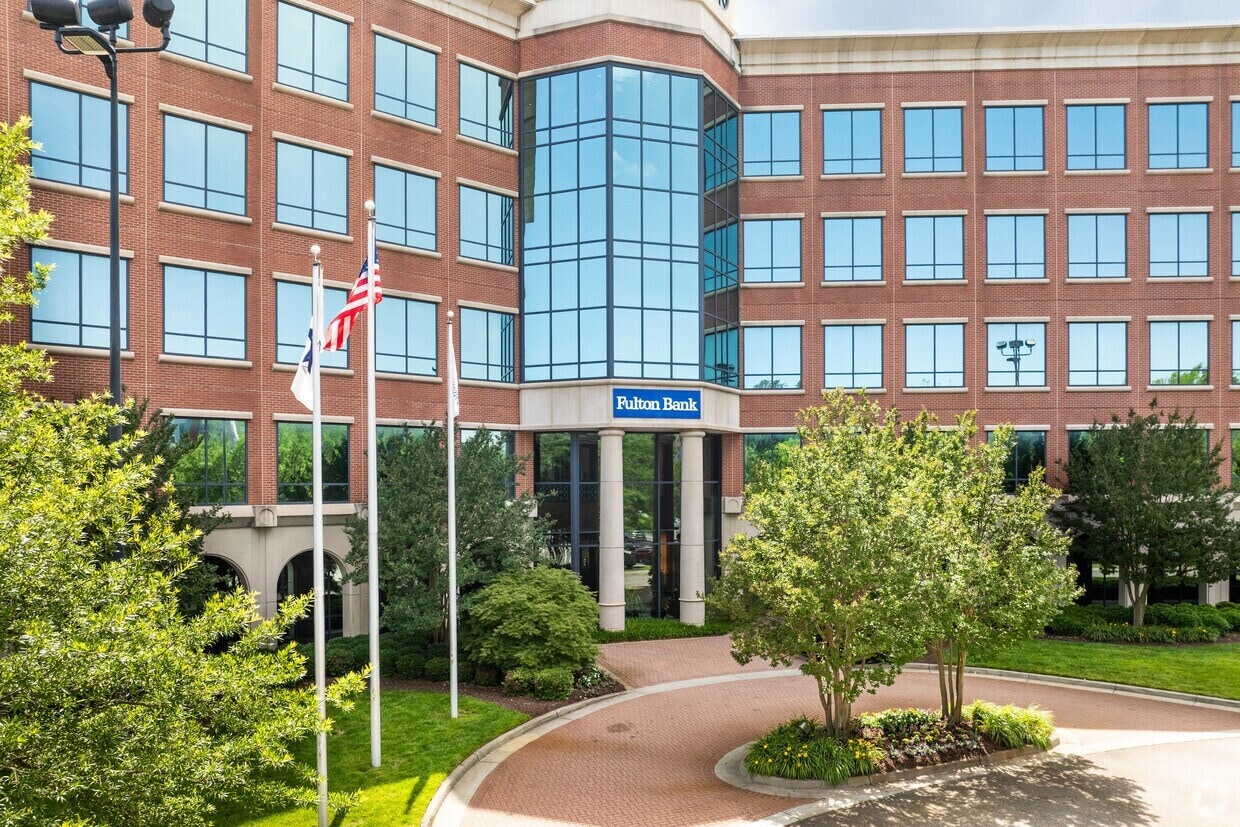 272 Bendix Rd, Virginia Beach, VA for lease Building Photo- Image 1 of 3