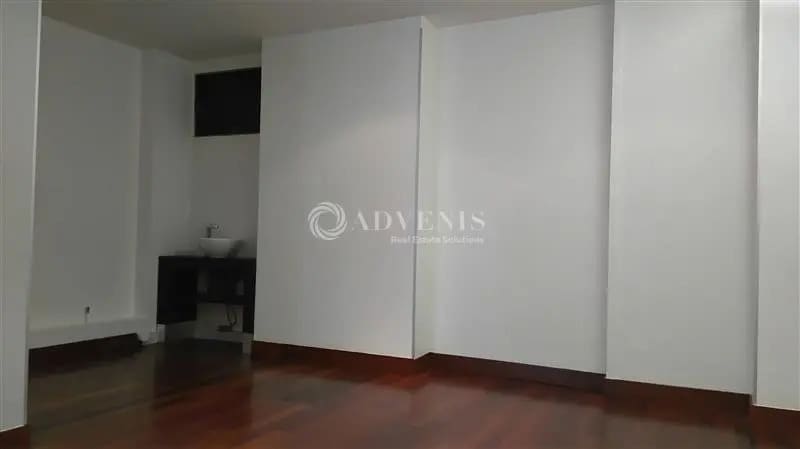 Retail in Paris for lease - Interior Photo - Image 2 of 12