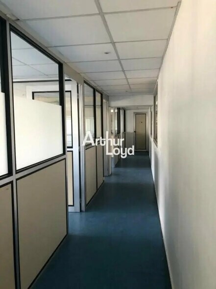 Flex in Antibes for lease - Interior Photo - Image 3 of 4