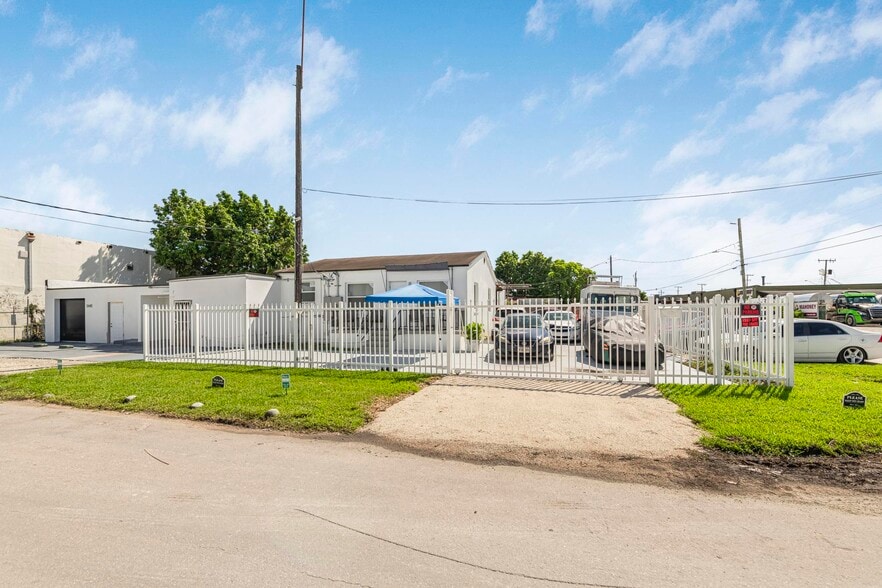 3705 NW 35th Ave, Miami, FL for sale - Building Photo - Image 3 of 42