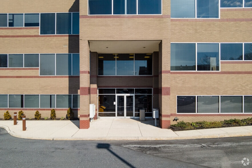 5001 Louise Dr, Mechanicsburg, PA for lease - Building Photo - Image 3 of 29