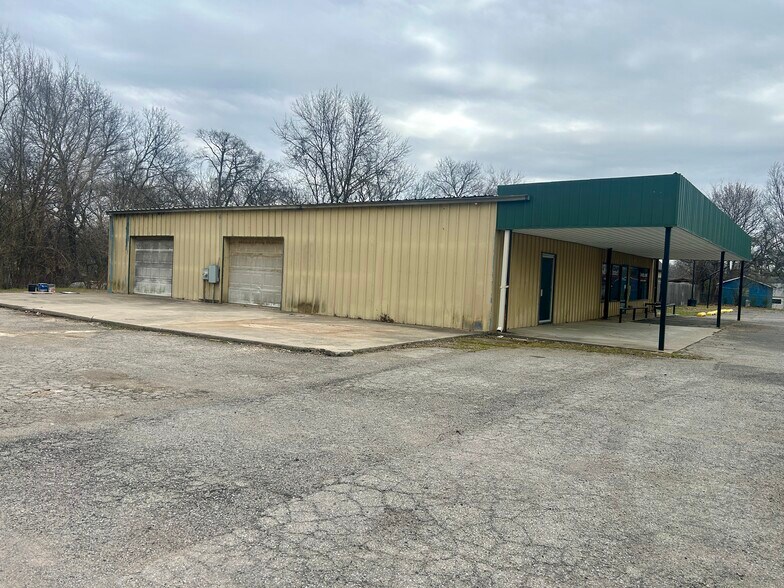 201 S McQuarrie Ave, Wagoner, OK for sale - Building Photo - Image 2 of 13