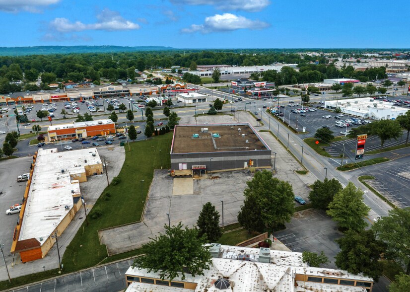 1317 Triangle Dr, Clarksville, IN for sale - Building Photo - Image 1 of 1