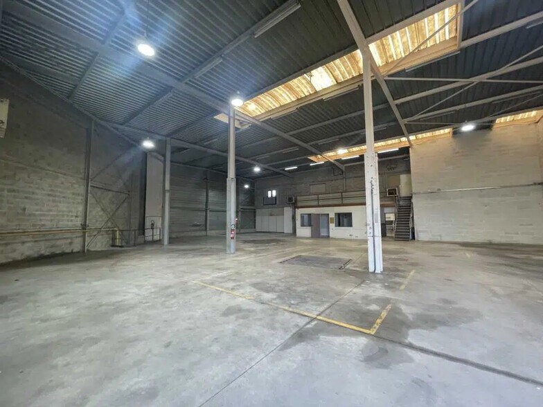 Flex in Noisy-le-Sec for lease - Interior Photo - Image 3 of 8