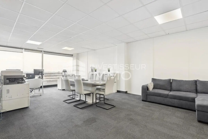 Flex in Émerainville for lease - Interior Photo - Image 1 of 3