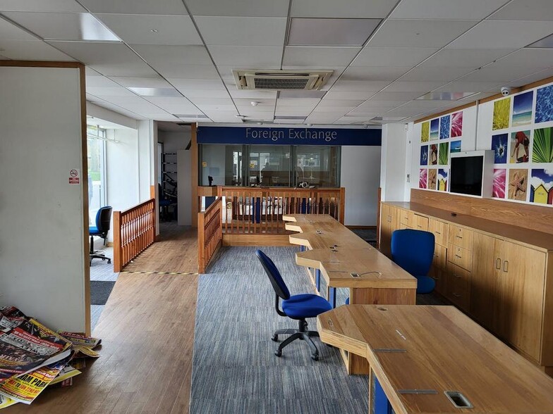 8-18 Queensway, Crawley for lease - Interior Photo - Image 2 of 3