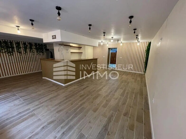 Retail in Saint-Maurice for lease - Interior Photo - Image 3 of 11