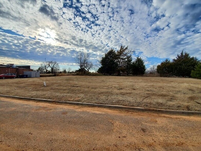 000 Private Rd, Harrah, OK for sale - Building Photo - Image 1 of 1