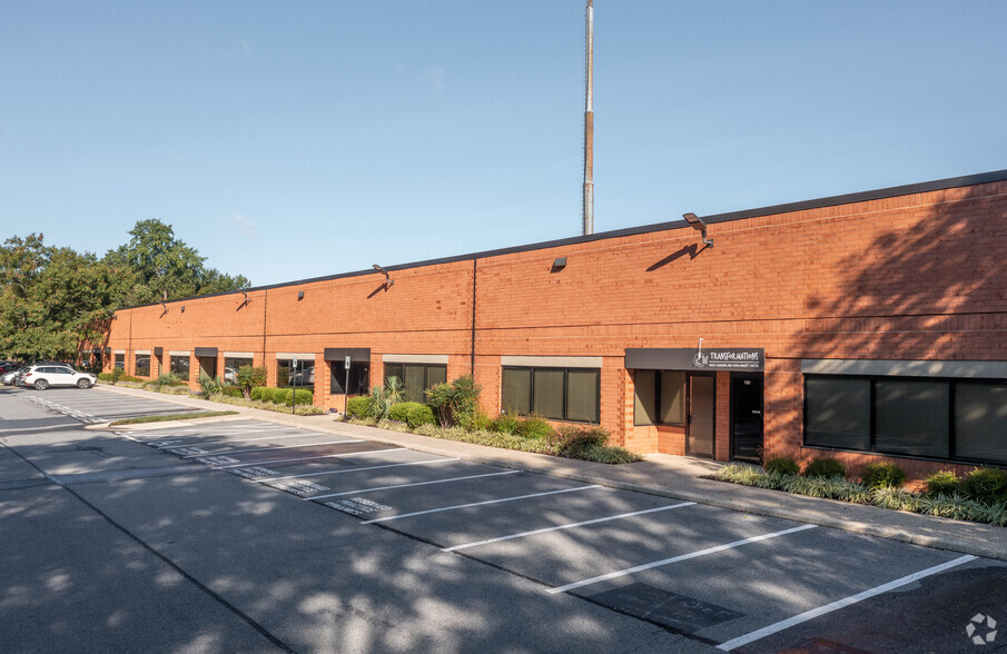 100-166 Business Center Dr, Reisterstown, MD for lease - Building Photo - Image 1 of 14