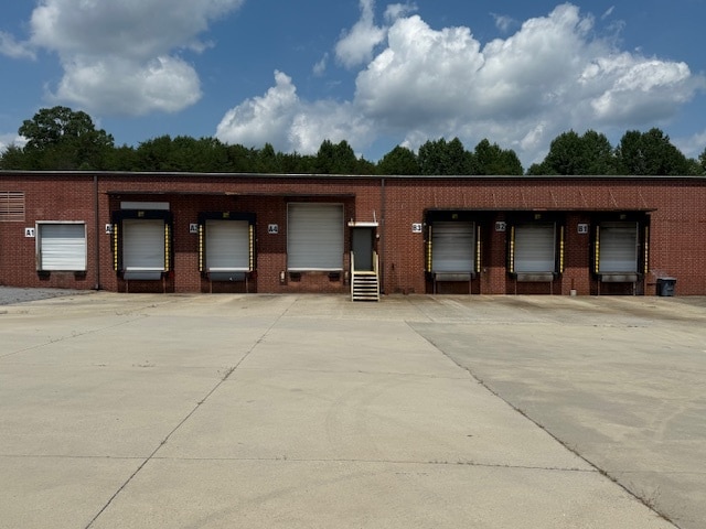 106 Somerset Dr, Conover, NC for lease - Building Photo - Image 2 of 16