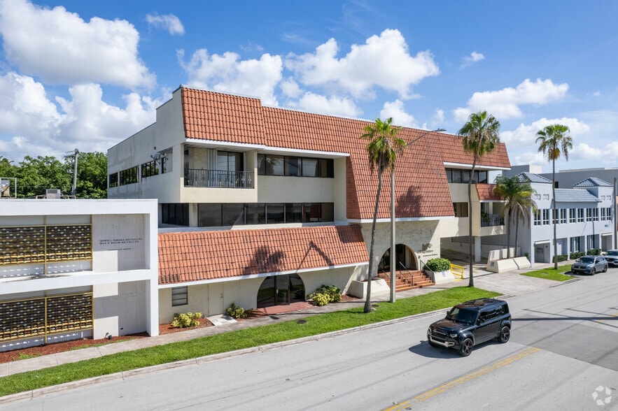 4675 Ponce de Leon Blvd, Coral Gables, FL for lease - Building Photo - Image 2 of 26