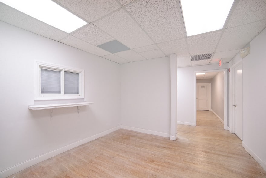 3115 NW 10th Ter, Oakland Park, FL for lease - Building Photo - Image 3 of 16