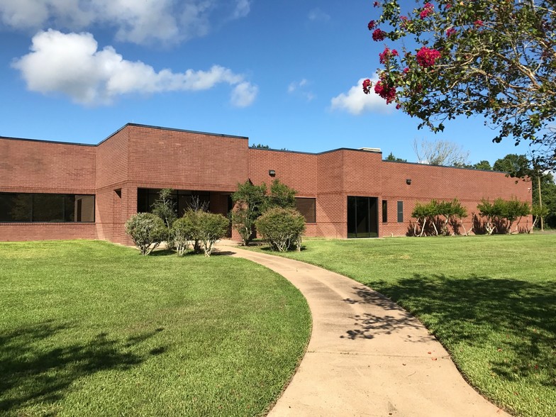 4023 Technology Dr, Angleton, TX for lease - Building Photo - Image 1 of 5