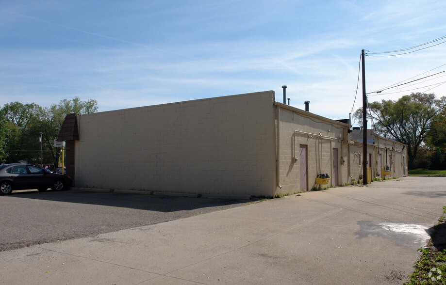 505-515 W 11 Mile Rd, Madison Heights, MI for lease - Building Photo - Image 3 of 4