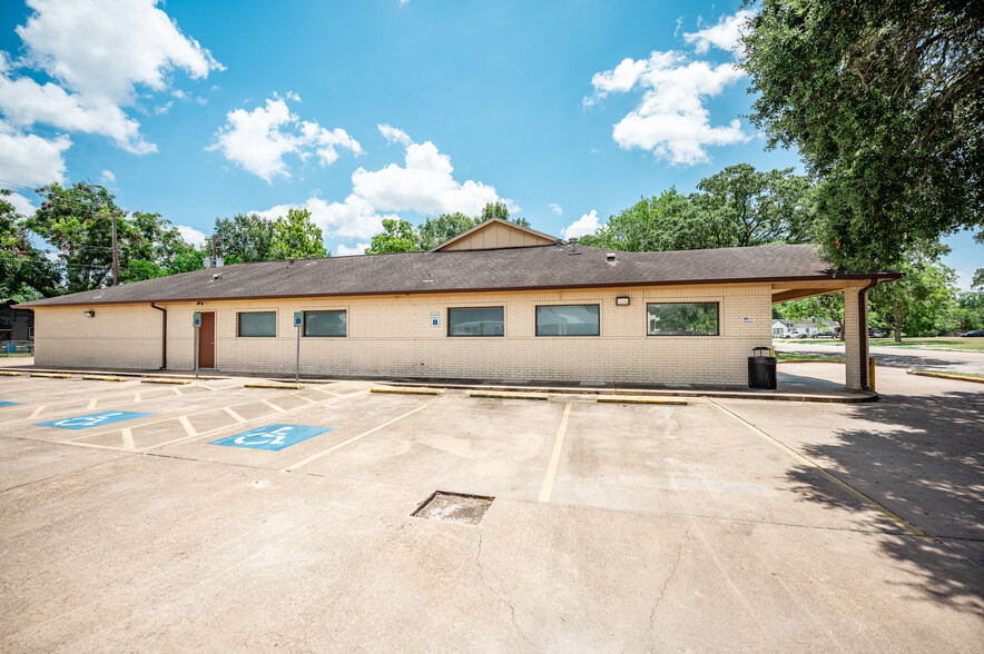 1105 Avenue H, Bay City, TX for lease - Building Photo - Image 2 of 25