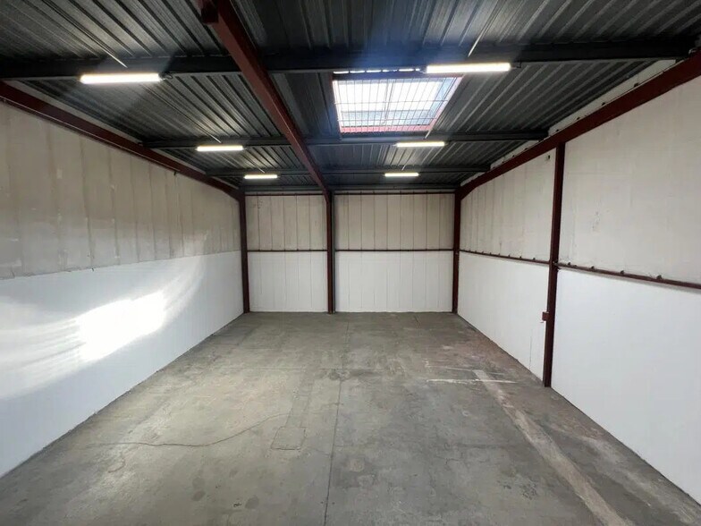 Flex in Champigny-sur-Marne for lease - Interior Photo - Image 2 of 9