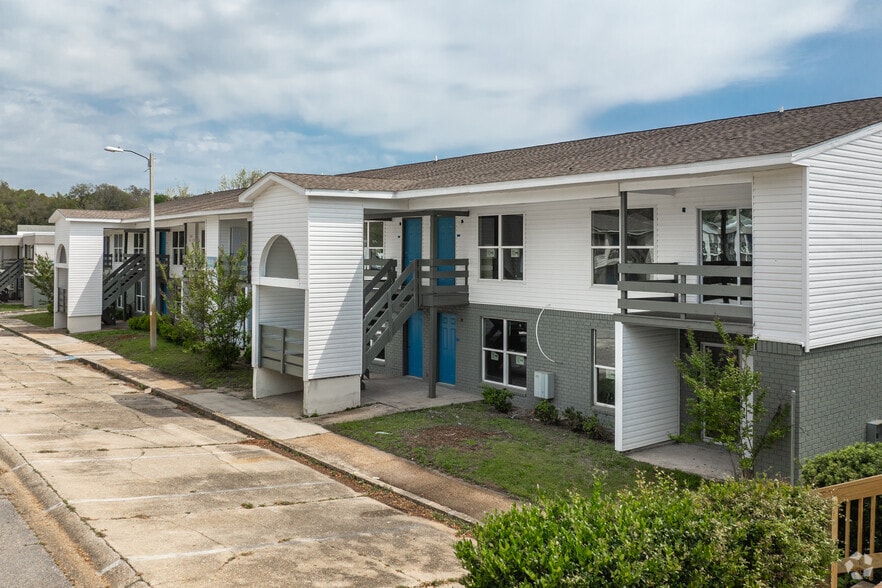 4600 Twin Oaks Dr, Pensacola, FL for sale - Building Photo - Image 1 of 32