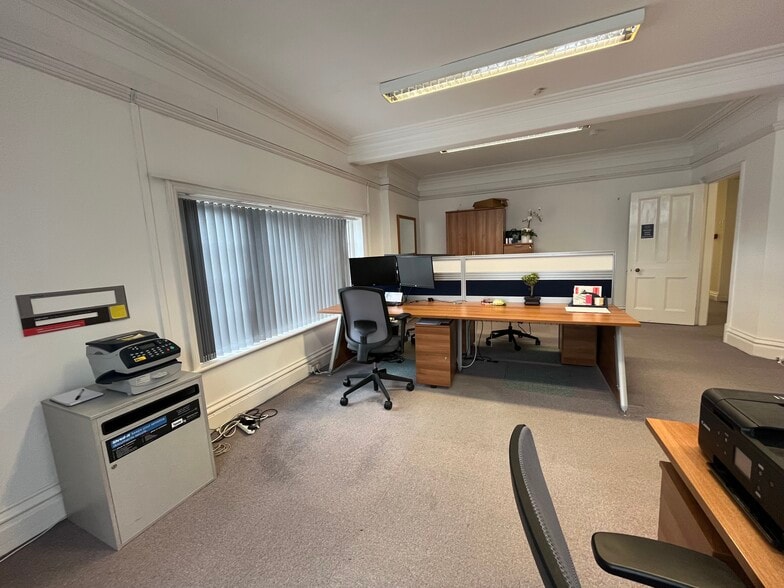 16-17 High St, Tring for lease - Building Photo - Image 3 of 5