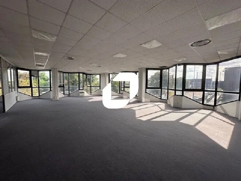 Office in Gonesse for lease - Interior Photo - Image 2 of 10