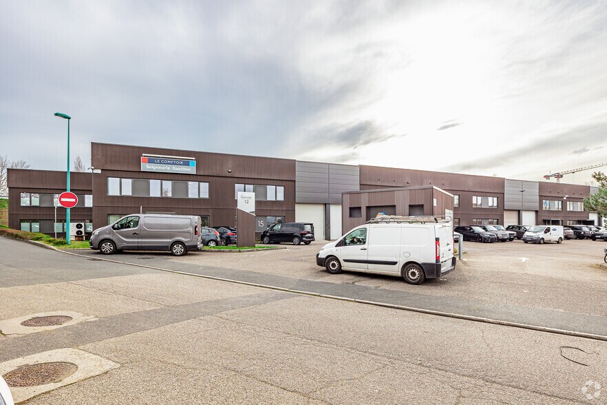 Flex in Dardilly for lease - Building Photo - Image 2 of 2